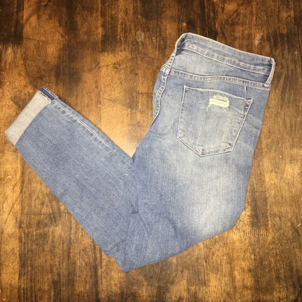 LIGHT WASH MID-RISE RIPPED JEGGINGS